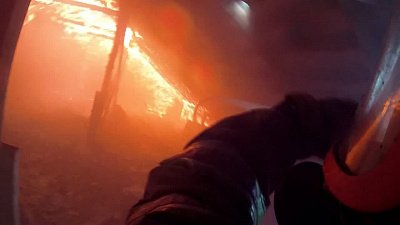 Сотрудники МЧС Челябинской области показали видео тушения пожара от первого лица