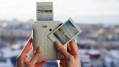 Современное прошлое: подготовили обзор популярной камеры с мгновенной печатью Instax mini 11 