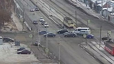 В Челябинске легковушка врезалась в столб: видео с камер наблюдения