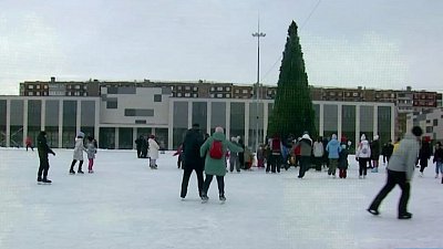 Каток с новогодней елкой открылся на северо-западе Челябинска