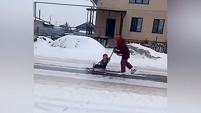 В Еткуле дети устроили каток на проезжей части