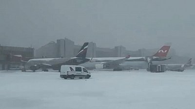 Из-за непогоды задерживаются вылеты самолетов из Москвы