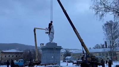 В Миассе начали демонтаж разваливающегося памятника Ленину