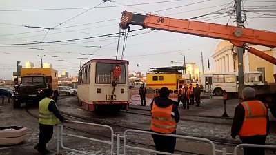 В центре Челябинска трамвай сошёл с рельсов: видео очевидцев