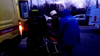 В Челябинске сотрудники МЧС достали пострадавших из перевернувшегося такси