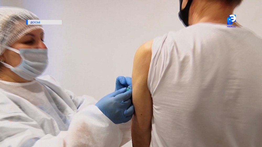 Пенсионеры и студенты должны привиться