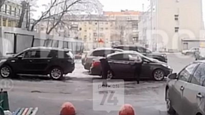 Малолетние вандалы попали на видео, когда пинали автомобили