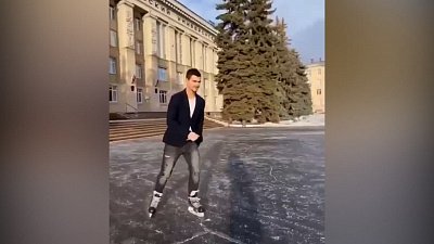 В Магнитогорске местные жители катаются на коньках по тротуарам