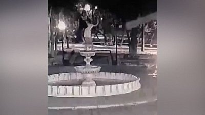 В Миассе три девушки сломали фонтан