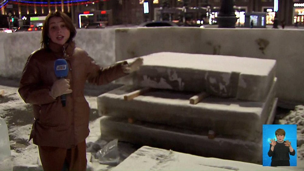 На площадь Революции начали доставлять лёд