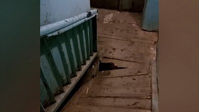 В одном из домов в Златоусте обвалилась деревянная лестница