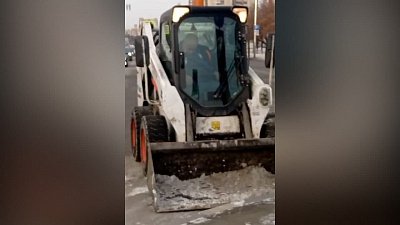 В Челябинске заметили спящего водителя снегоуборочной техники