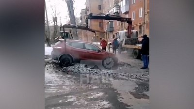 Иномарка провалилась в кипяток в Металлургическом районе Челябинска