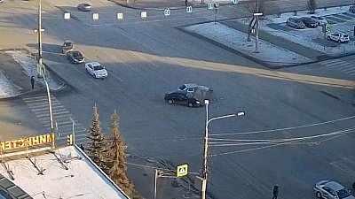 Удар справа: видеокамеры зафиксировали ДТП на перекрёстке Курчатова — Воровского
