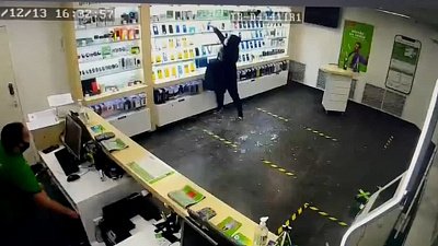 В Челябинске полицейские задержали подозреваемого в ограблении салона сотовой связи