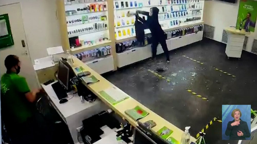 Челябинец ограбил салон сотовой связи