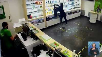 Челябинец ограбил салон сотовой связи