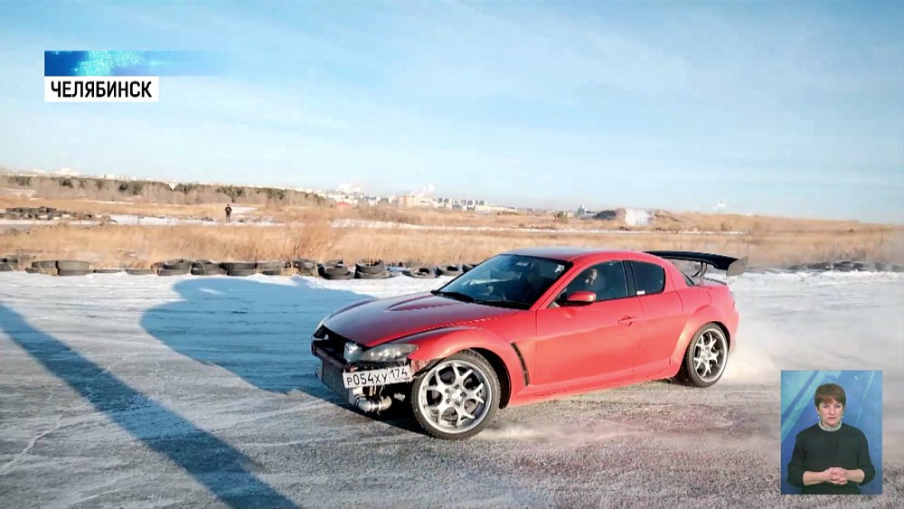 Автоспортсмены ждут площадку для тренировок