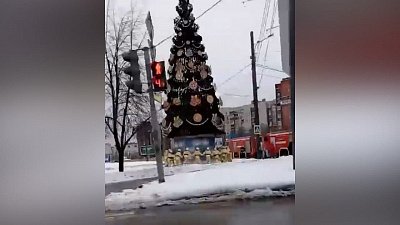 В Санкт-Петербурге пожарные водили хоровод вокруг елки