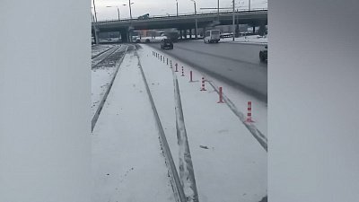 В Челябинске местные жители удивились следам от шин на трамвайных путях