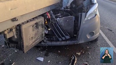 Грузовик влетел в фуру под Саткой