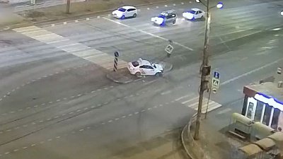 В Челябинске такси атаковало дорожные знаки: видео с камеры наблюдения