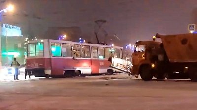 В Магнитогорске снегоуборочный грузовик протаранил трамвай