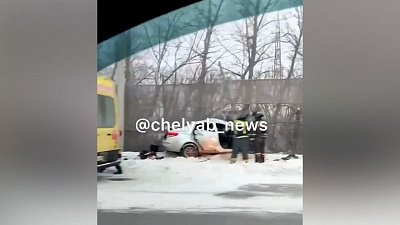 В Челябинске водитель на «Киа» протаранил металлическое ограждение