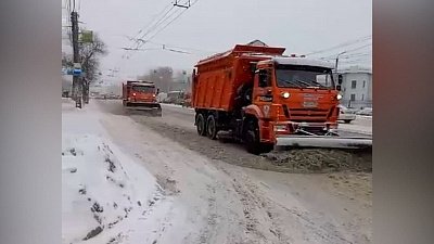 В Челябинске дорожники устраняют последствия снегопада