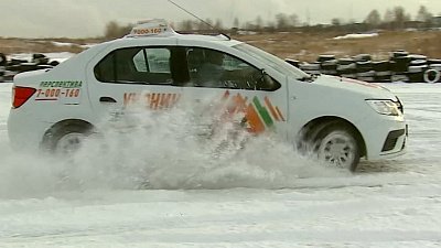 Автоинструктор рассказал, как правильно управлять машиной на заснеженной дороге