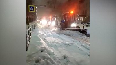 В Челябинске продолжают устранять последствия снегопада