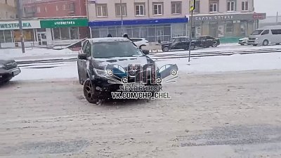 В Челябинске засняли разворот водителя на пешеходном переходе