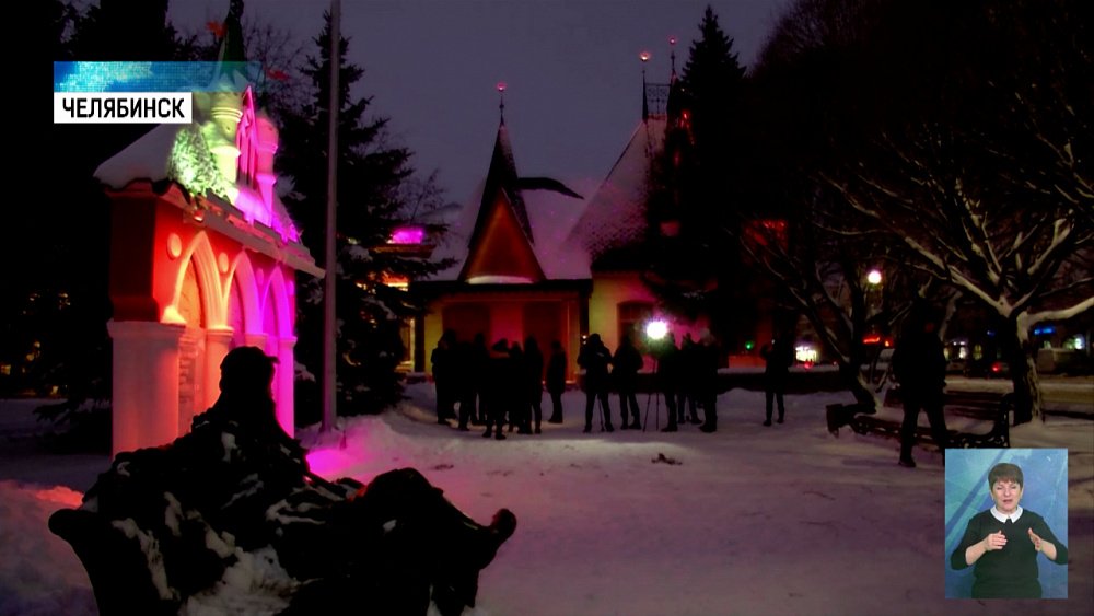 Театр кукол включил новогоднюю подсветку