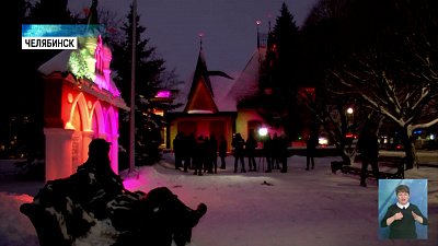 Театр кукол включил новогоднюю подсветку