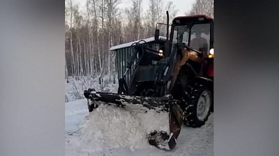В Челябинске дорожные рабочие борются с последствиями снегопадов