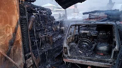 Пожар в Златоусте оставил семью без крова накануне Нового года: видео с места ЧП