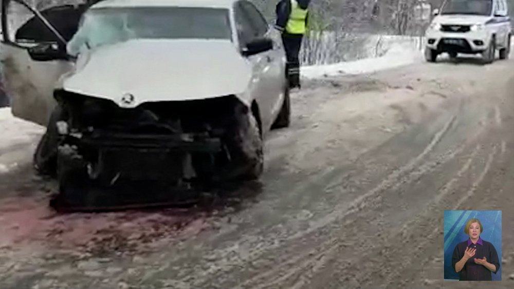 Иномарка столкнулась с фурой под Златоустом