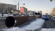 В Челябинске труба выпала из грузовика на проезжую часть