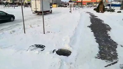 Жители Паркового жалуются на открытый колодец на тротуаре