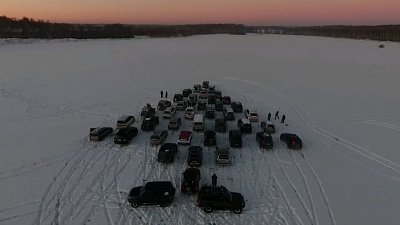 Водители выстроили новогоднее дерево из машин