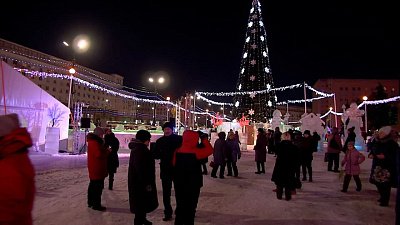 В Челябинске открылся ледовый городок на площади Революции