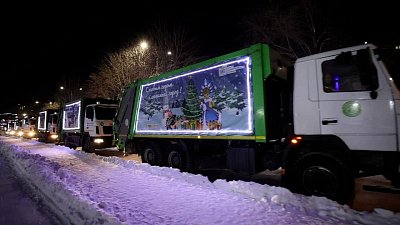 В Челябинске и Копейске мусоровозы украсили новогодней иллюминацией