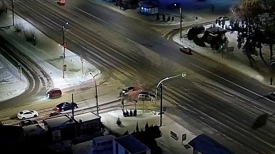 Видео столкновения двух легковушек в Челябинске попало на видео