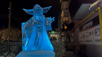 Жителей одной из улиц в Сатке с Новым годом поздравляет Мастер Йода