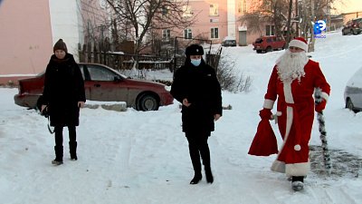 «Полицейский Дед Мороз» поздравил миасских детей