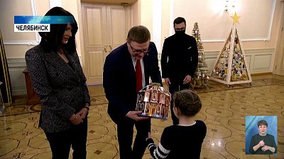 Губернатор вручил детям новогодние подарки