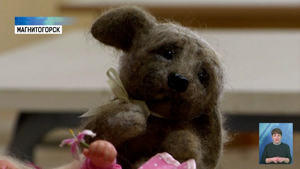 Медсестра делает игрушки из шерсти