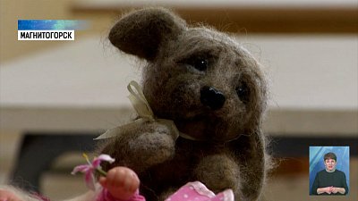 Медсестра делает игрушки из шерсти