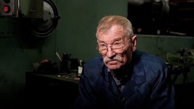 Токарь-расточник Челябинского тракторного завода работает на уникальном производстве двигателей