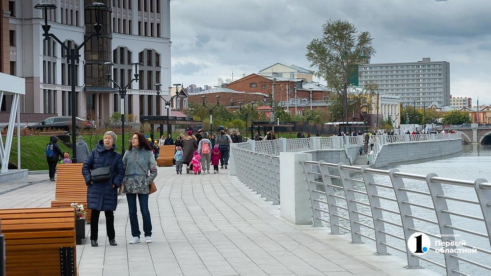 В Челябинске с набережной Миасса демонтировали «стеклянный лес»